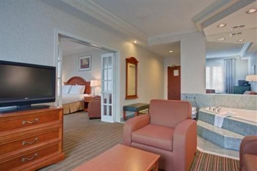 фото отеля Holiday Inn Express Whitby Oshawa