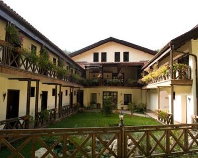 фото отеля Hanul Dambu Morii Hotel Sacele