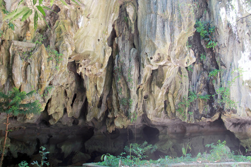 достопримечательность Phnom Kampong Trach Cave - фото туристов