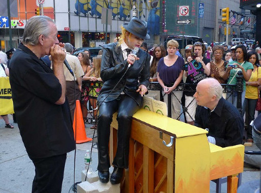 Знаменитый перфоманс уличных фортепиано "Play me, I'm yours" добрался до Мюнхена - Cindi Lauper (from New York), photo from site streetpianos.com