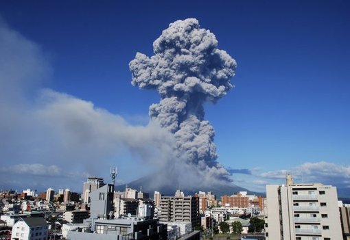 Извержение вулкана в Японии - Kyodo News/AP