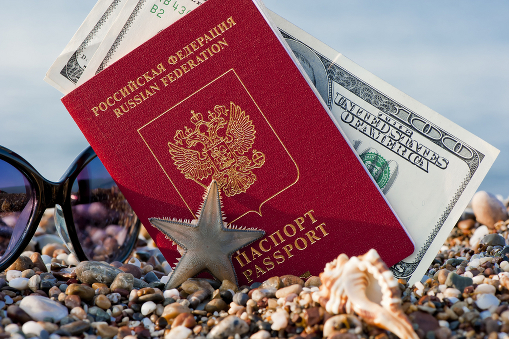 Россия вошла в пятерку стран по тратам туристов - Still traveling with a Russian passport in the sand on the beach