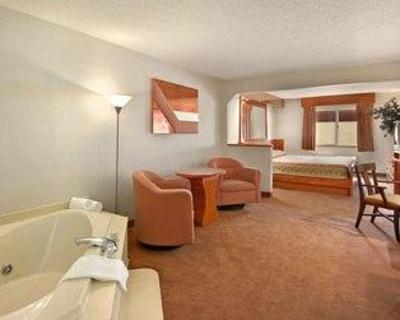 фото отеля Ramada Hotel & Suites Glendale Heights