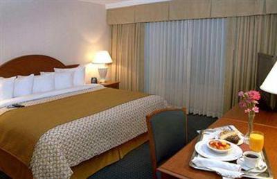 фото отеля Embassy Suites Hotel Cincinnati - Rivercenter / Covington