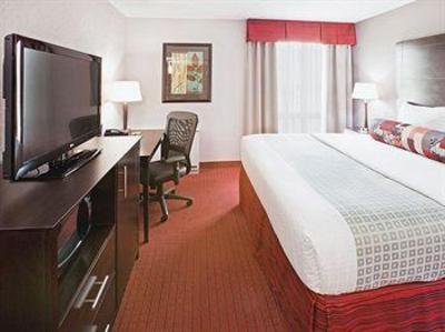 фото отеля La Quinta Inn & Suites Dallas I-35 Walnut Hill Lane