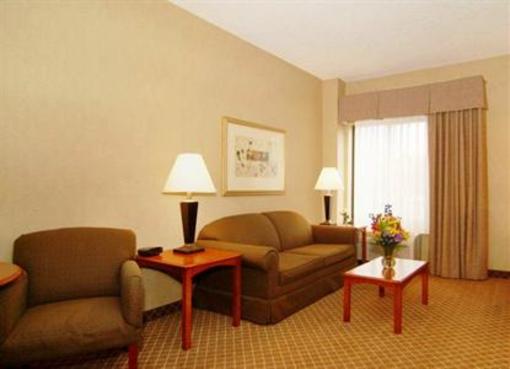 фото отеля Holiday Inn Express Cedar Rapids Collins Road