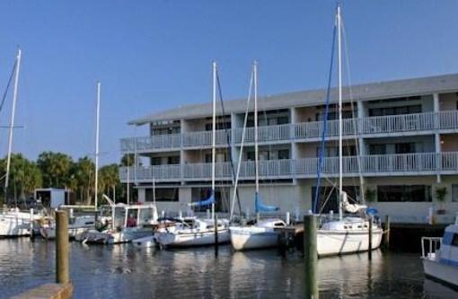 фото отеля Cedar Cove Beach & Yacht Club