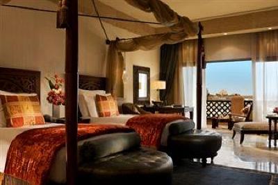 фото отеля Sharq Village & Spa