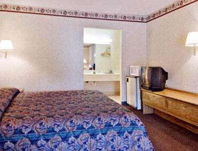 фото отеля Super 8 Locust Grove