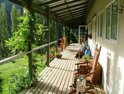 фото отеля Bridge To Nowhere Lodge