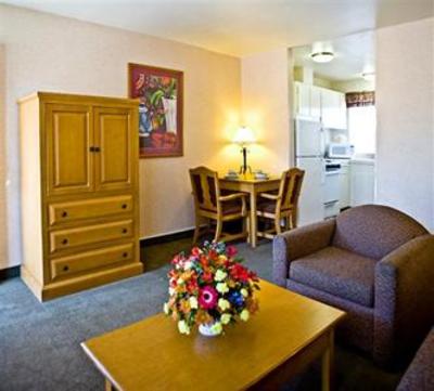 фото отеля BEST WESTERN Lamplighter Inn and Suites at SDSU