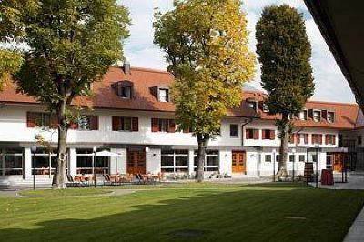 фото отеля Dvor Jezersek Brnik Hotel