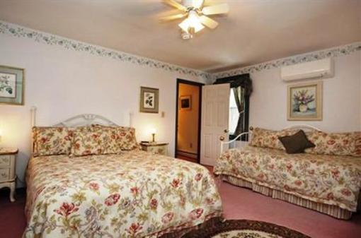 фото отеля The Tuckernuck Inn