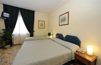 фото отеля Tourist Hotel Sorrento