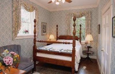 фото отеля Cedars of Williamsburg Bed & Breakfast