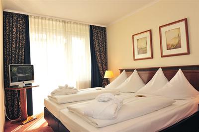 фото отеля Ramada Plaza City Centre Hotel & Suites