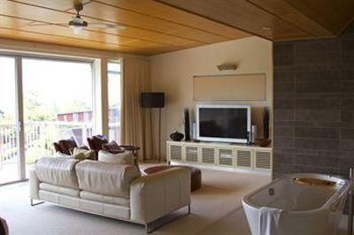 фото отеля Outrigger Little Hastings Street Resort & Spa Noosa