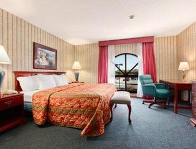 фото отеля Quality Inn & Suites Cincinnati Chase Plaza Drive