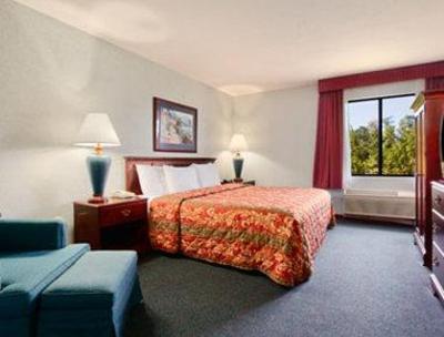 фото отеля Quality Inn & Suites Cincinnati Chase Plaza Drive