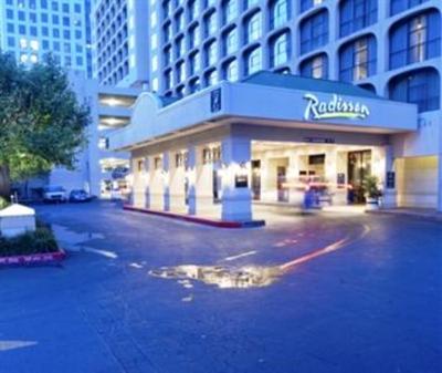 фото отеля Radisson Hotel & Suites Austin-Town Lake