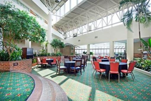 фото отеля Holiday Inn Opryland Airport