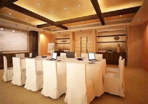 фото отеля Holiday Inn & Suites Makati