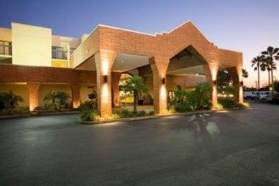 фото отеля Baymont Inn and Suites Tampa Near Busch Gardens USF