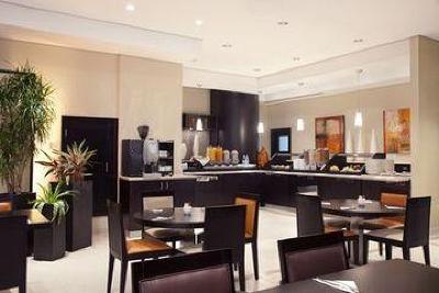 фото отеля Holiday Inn Express Dubai - Safa Park