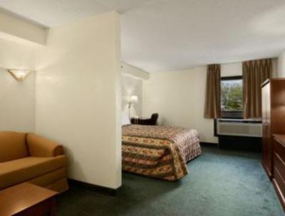 фото отеля Days Inn & Suites Cedar Rapids