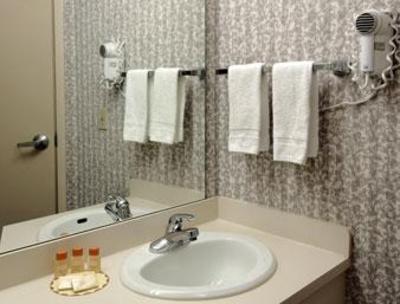 фото отеля Days Inn & Suites Cedar Rapids