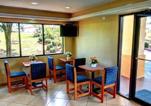 фото отеля Econo Lodge Inn & Suites Evergreen