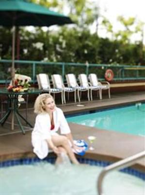 фото отеля Executive Hotel Burnaby