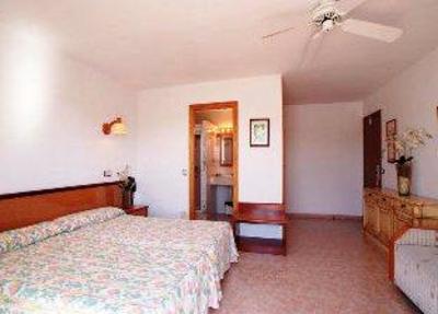 фото отеля Hostal De La Caravela Santanyi