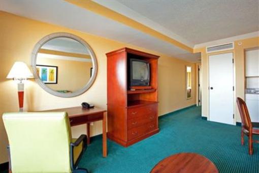 фото отеля Holiday Inn Express Hotel & Suites Virginia Beach
