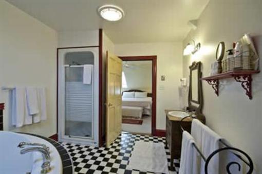 фото отеля Spinnaker Inn