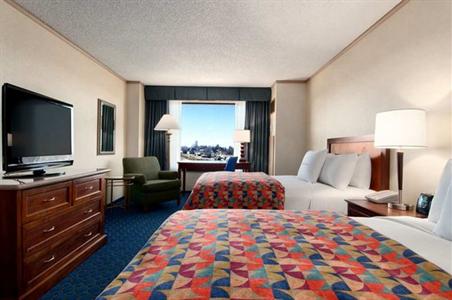фото отеля Doubletree Hotel Tulsa-Warren Place