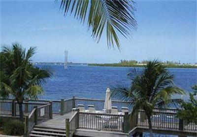 фото отеля Courtyard Key West Waterfront