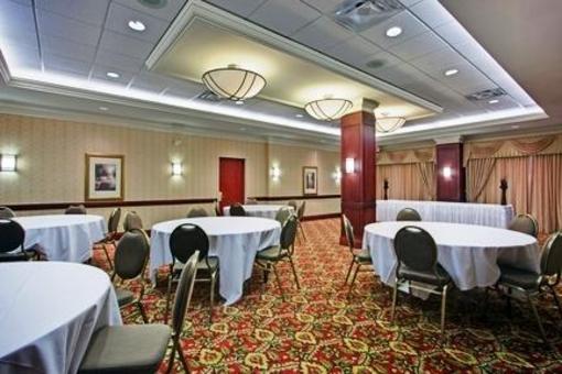 фото отеля Holiday Inn Express & Suites Milton