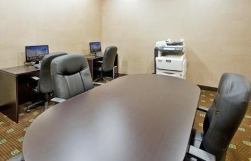 фото отеля Holiday Inn Suites Kamloops