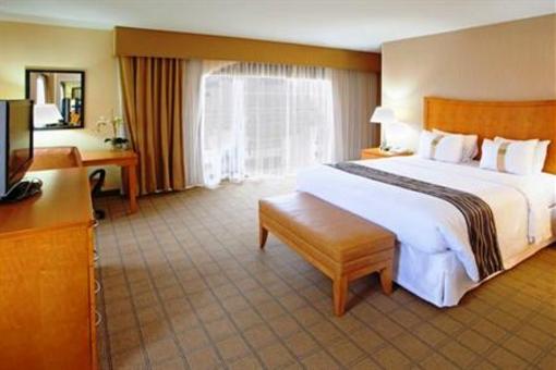 фото отеля Holiday Inn Hotel & Suites Historic District Alexandria