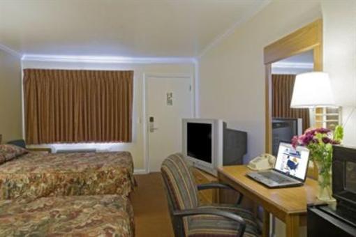 фото отеля Americas Best Value Inn Salinas