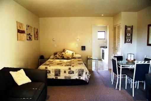 фото отеля Onetangi Beach Apartments