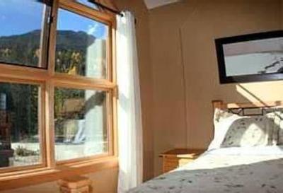 фото отеля Canadian Mountain Lodging at Kicking Horse Mountain Resort
