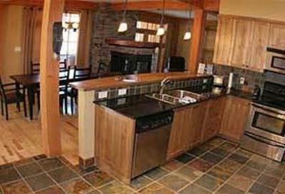 фото отеля Canadian Mountain Lodging at Kicking Horse Mountain Resort