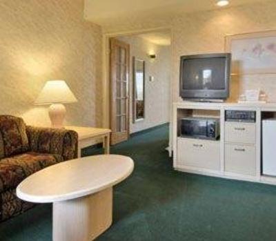 фото отеля Ramada Inn & Suites