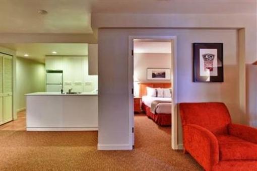 фото отеля Holiday Inn Whistler Village Center