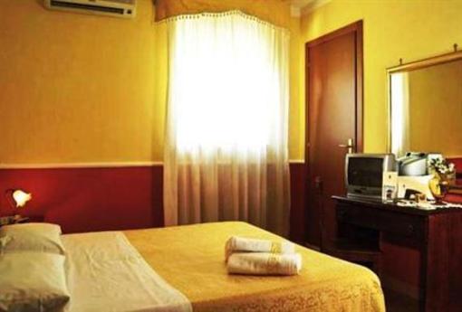 фото отеля Hotel Carlo III Naples