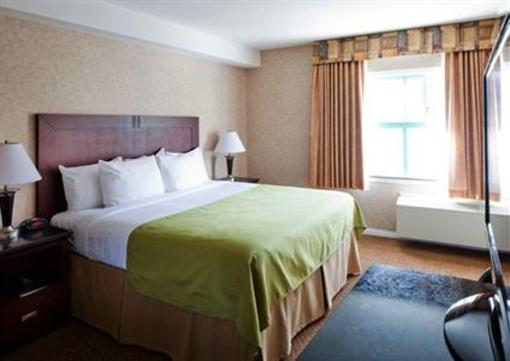 фото отеля Pacific Host Inn & Suites