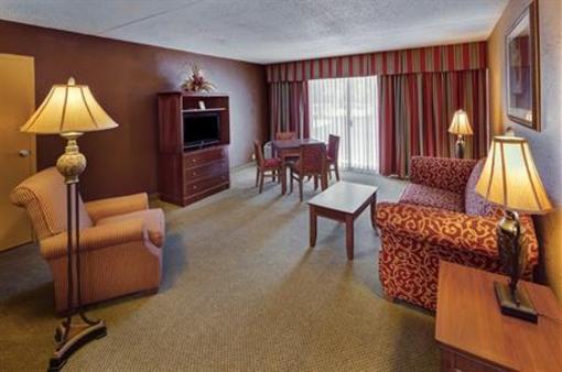 фото отеля Whispering Woods Hotel & Conference Center