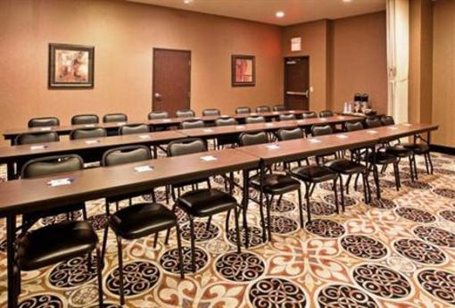 фото отеля Holiday Inn Express Hotel & Suites McPherson